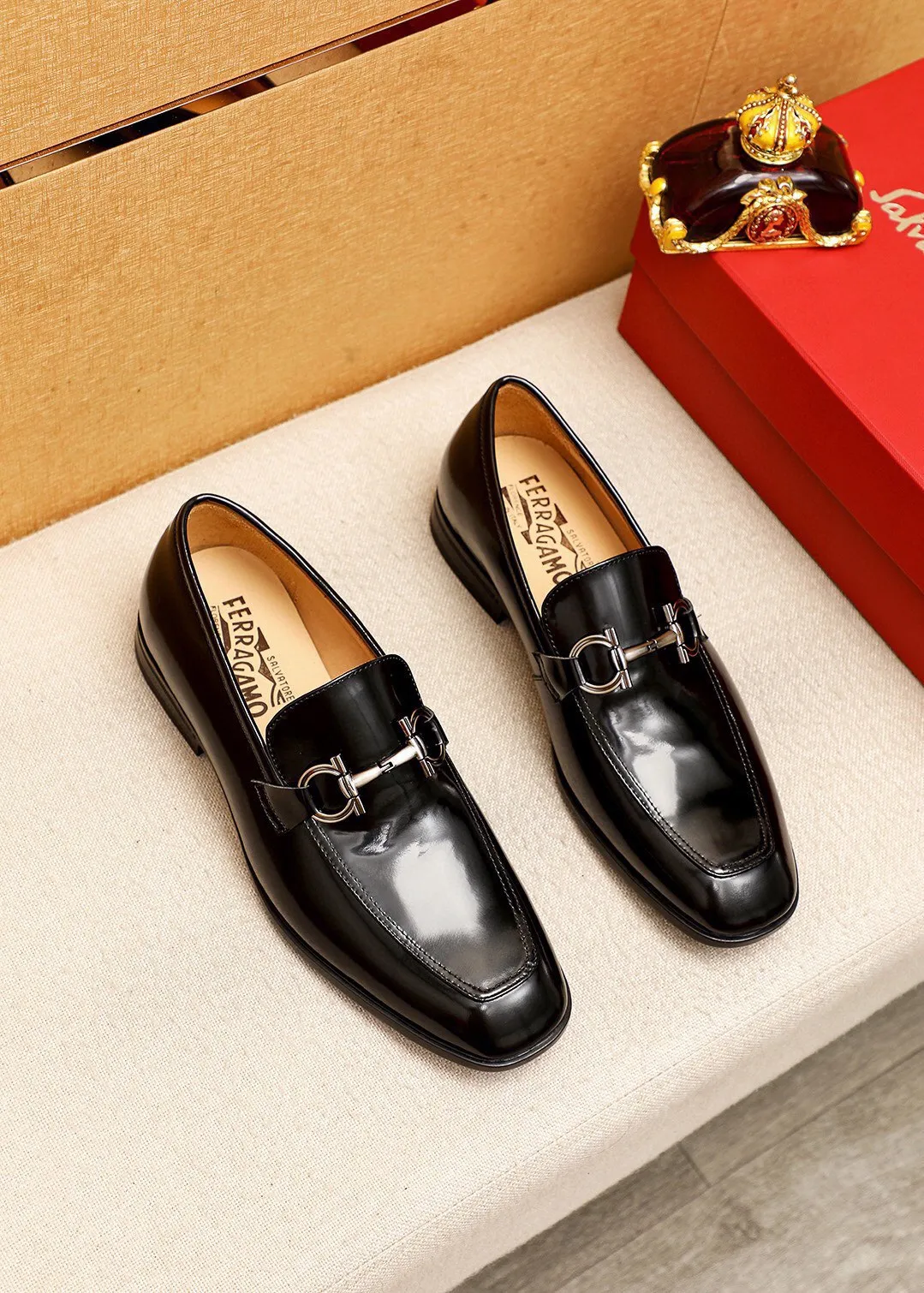 Men's shoes 💰480 💐 Product trademark: Ferragamo "Ferragamo" casual leather shoes Regular size: 38-44 (45🉑️customized) Product materials: Selected imported first-layer open-edge beaded cowhide upper + luxury hardware buckle, imported water-dyed cowhide leather lining. Strong three-dimensional visual effect, original rubber outsole Color: 3⃣️seed leather materials available